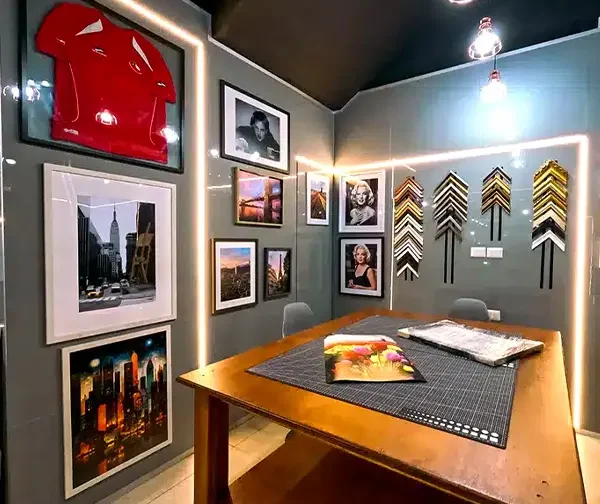 Interior tienda Fotosmile Deco con enmarcaciones y cuadros personalizados