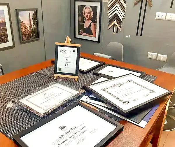 Enmarcación de títulos certificados y trabajos personalizados en Fotosmile Deco